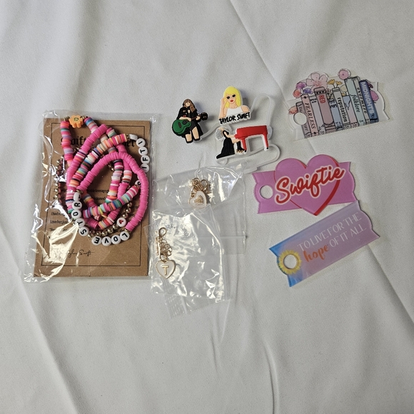 Taylor Swift Bracelets And Waterbottle Accessories‎ - Picture 1 of 4